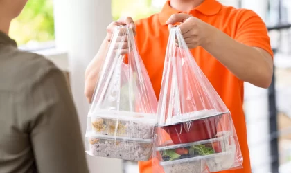 Repas livrés à domicile : comment bien gérer le passage à la vaisselle réutilisable ?